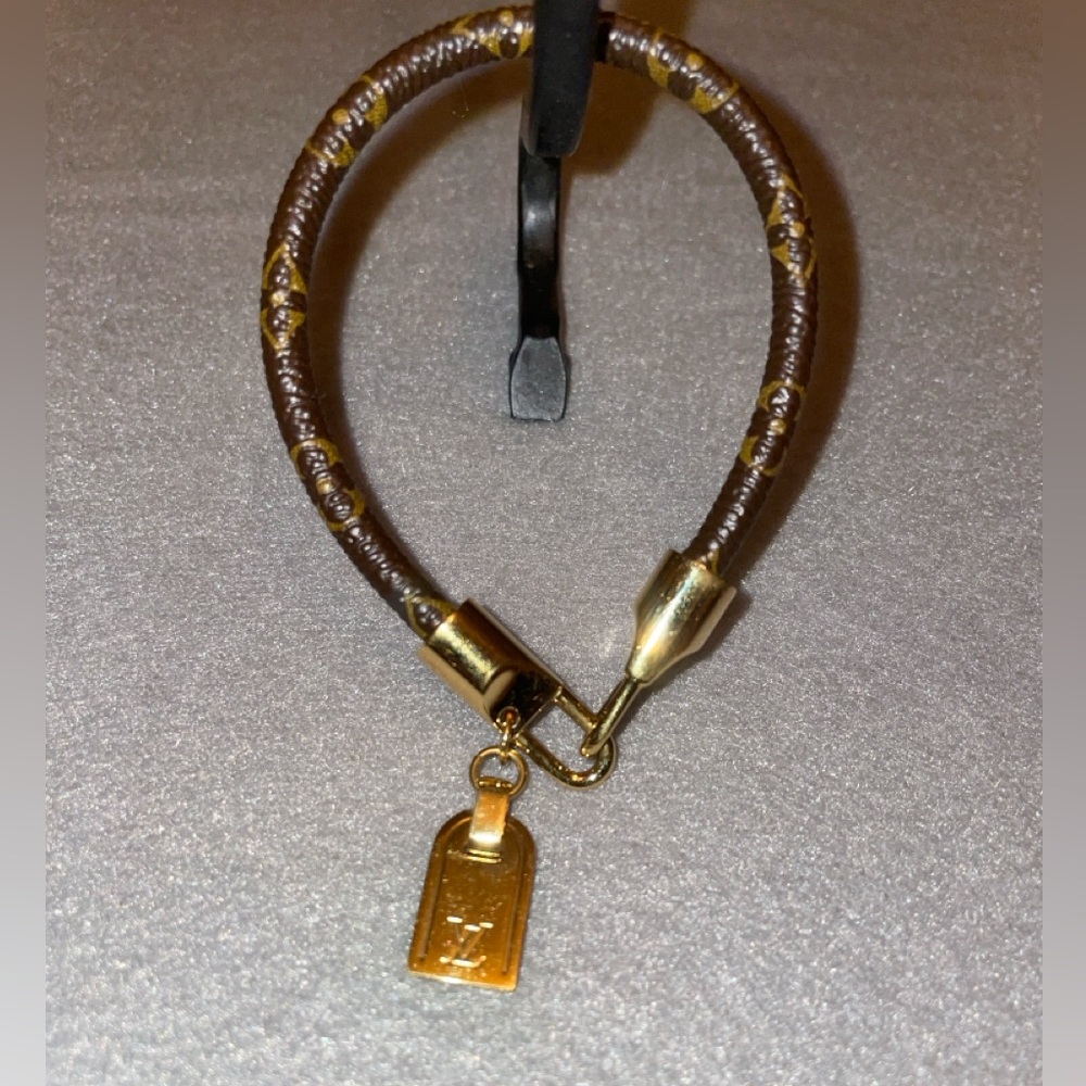 LV Monogram Bracelet Jewelry AV Show Louis Vuitton Bracelet - Picture 13 of 15